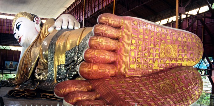 yangon-reclining-buddha-feet