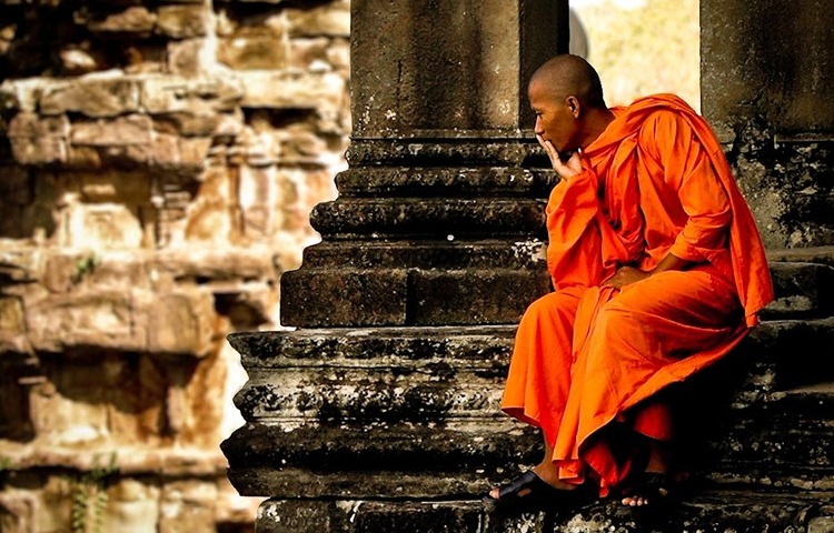 buddhist-monk-angkor-wat