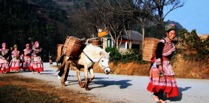 hmong-people-to-bac-ha-market.JPG